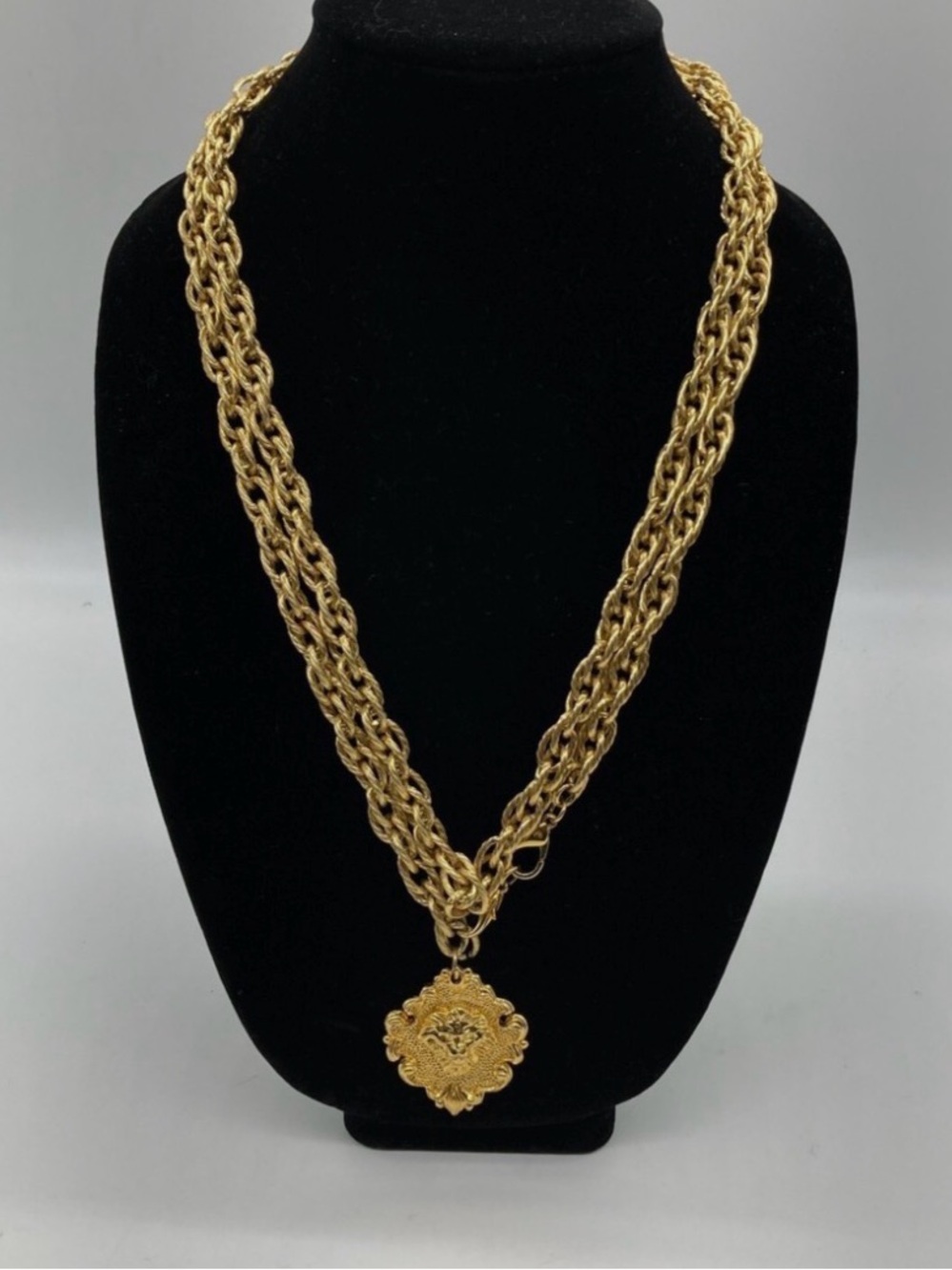 Avon Gold Tone Lion Head Pendant Layered Necklace Vintage